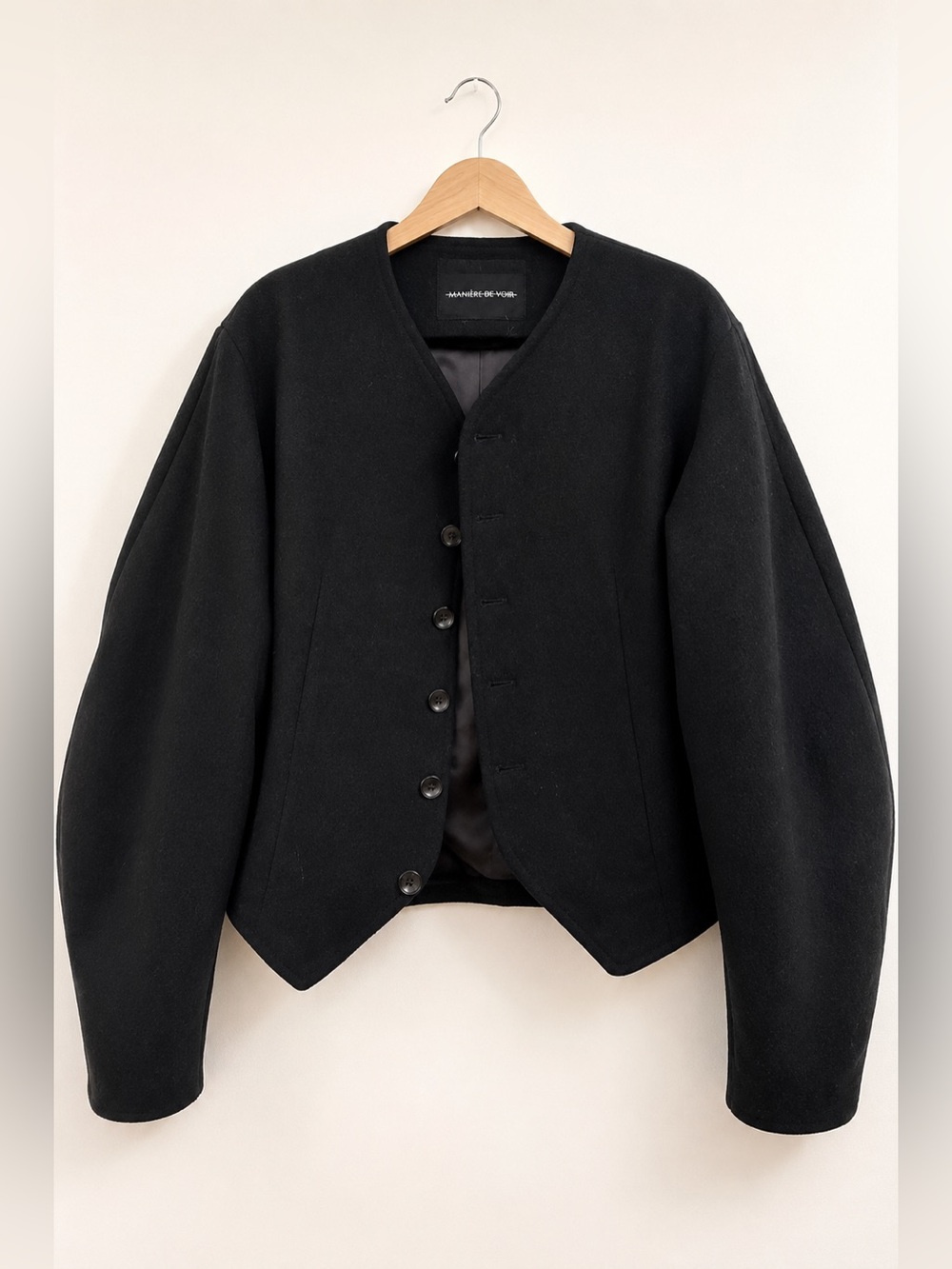 Manière de voir - Aya in black wool hourglass jacket